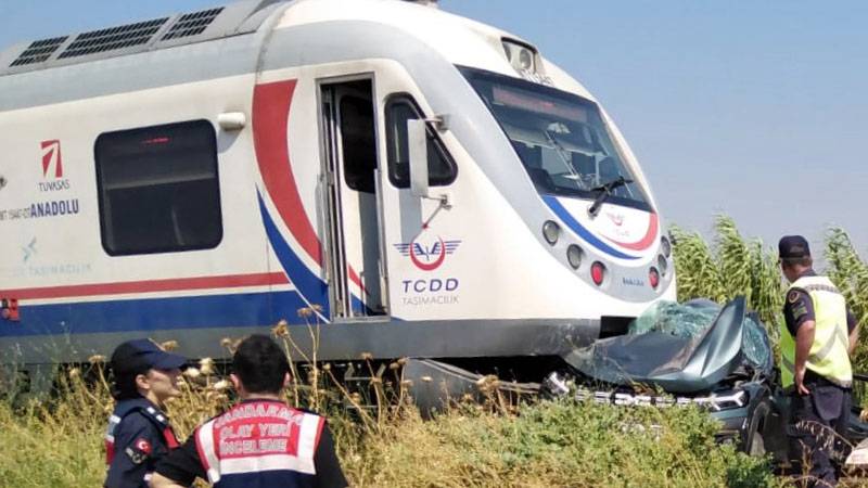 İzmir’de yolcu treni hafif ticari araçla çarpıştı; 3 kişi öldü